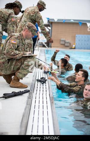 Der 63. Readiness Division-Kader unterstützt die Soldaten beim Schwimmereignis beim Wettbewerb der besten Krieger des Konsortiums vom 3. März bis zum 6. März im Camp Bullis in San Antonio, Texas. Das Konsortium BWC aus dem Jahr 2022 besteht aus einem 12 Meilen langen Rig march, Waffennachweise, dem Army Combat Fitness Test, Wasserüberleben, Hindernisparcours, Landnavigation und städtischer Kriegsführung. Bei diesem Wettbewerb handelte es sich um eine gemeinsame Veranstaltung mit Soldaten des 80. Training Command, 807. Medical Command, 76. Operational Response Command, 63. Readiness Division, 81. RD, 88. RD und 99. RD. Stockfoto