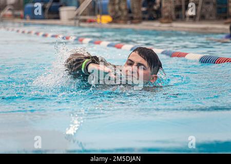 USA Army Reserve Soldier führt vom 3. März bis zum 6. März im Camp Bullis in San Antonio, Texas, die Schwimmveranstaltung beim Wettbewerb der besten Krieger des Konsortiums durch. Das Konsortium BWC aus dem Jahr 2022 besteht aus einem 12 Meilen langen Rig march, Waffennachweise, dem Army Combat Fitness Test, Wasserüberleben, Hindernisparcours, Landnavigation und städtischer Kriegsführung. Bei diesem Wettbewerb handelte es sich um eine gemeinsame Veranstaltung mit Soldaten des 80. Training Command, 807. Medical Command, 76. Operational Response Command, 63. Readiness Division, 81. RD, 88. RD und 99. RD. Stockfoto