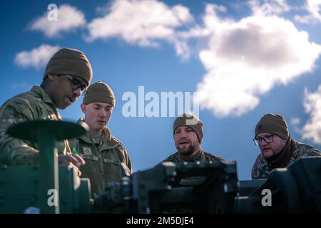 USA Troynell Henderson und PFC. Jack Potter, dem 10. Army Air and Missile Defense Command zugeteilt, erläuterten den Luftverteidigern der lettischen Air Force bei der Übung Saber Strike 22 in Adazi die Turmfunktionen des Handwerkers Short Range Air Defense Stryker. Lettland am 4. März 2022. Die beiden Einheiten verbrachten den Tag mit Cross-Training zu Ausrüstung und Verfahren, um die Interoperabilität der Kurzstreckenflugsicherung weiter zu verbessern. Die Übung läuft bis März mit etwa 13.000 Teilnehmern aus 13 Ländern und findet seit 2010 alle 2 Jahre statt. Stockfoto