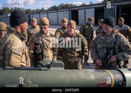 Air Defenders der lettischen Air Force bodengestützte Air Defense Train USA Militärsoldaten, die dem 10. Army Air & Missile Defense Command auf dem RBS-70-Raketenwerfer der lettischen Armee während der Übung Saber Strike 22 in Adazi, Lettland, am 4. März 2022 zugeteilt wurden. Die beiden Einheiten verbrachten den Tag mit Cross-Training zu Ausrüstung und Verfahren, um die Interoperabilität der Kurzstreckenflugsicherung weiter zu verbessern. Die Übung läuft bis März mit etwa 13.000 Teilnehmern aus 13 Ländern und findet seit 2010 alle 2 Jahre statt. Die Schulungsveranstaltung ist im Winter geplant, um die Fähigkeit zu demonstrieren Stockfoto