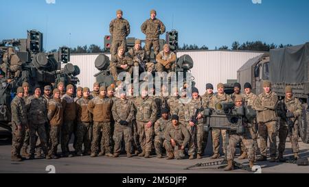 Luftverteidiger der lettischen Luftwaffe, Bodenabwehr, und US-amerikanische Soldaten, die dem 10. Army Air & Missile Defense Command zugeteilt sind, posieren bei den USA Der neue Short Range Air Defense Styrker der Armee und ein RBS-70-Raketenwerfer der lettischen Armee während der Übung Saber Strike 22 in Adazi, Lettland, am 4. März 2022. Die beiden Einheiten verbrachten den Tag mit Cross-Training zu Ausrüstung und Verfahren, um die Interoperabilität der Kurzstreckenflugsicherung weiter zu verbessern. Dies ist die erste Übung der vier Prototyp-M-SHORAD-Plattformen. Während des Saber Strike, des 5. Bataillons, des 4. Luftwaffenregiments Stockfoto