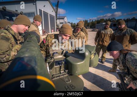 Air Defenders der lettischen Air Force bodengestützte Air Defense Train USA Militärsoldaten, die dem 10. Army Air & Missile Defense Command auf dem RBS-70-Raketenwerfer der lettischen Armee während der Übung Saber Strike 22 in Adazi, Lettland, am 4. März 2022 zugeteilt wurden. Die beiden Einheiten verbrachten den Tag mit Cross-Training zu Ausrüstung und Verfahren, um die Interoperabilität der Kurzstreckenflugsicherung weiter zu verbessern. Die Übung läuft bis März mit etwa 13.000 Teilnehmern aus 13 Ländern und findet seit 2010 alle 2 Jahre statt. Die Schulungsveranstaltung ist im Winter geplant, um die Fähigkeit zu demonstrieren Stockfoto