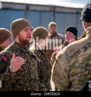 Luftverteidiger des 10. Army Air and Missile Defense Command und der Lettischen Air Force Air Defense Force diskutieren Luftverteidigungstechniken und während der Übung Saber Strike 22 am 4. März 2022 in Adazi, Lettland. Die beiden Einheiten verbrachten den Tag mit Cross-Training zu Ausrüstung und Verfahren, um die Interoperabilität der Kurzstreckenflugsicherung weiter zu verbessern. Die Übung läuft bis März mit etwa 13.000 Teilnehmern aus 13 Ländern und findet seit 2010 alle 2 Jahre statt. Die Schulung ist im Winter geplant, um die Fähigkeit zu demonstrieren, unter erschwerten Bedingungen zu arbeiten. Stockfoto