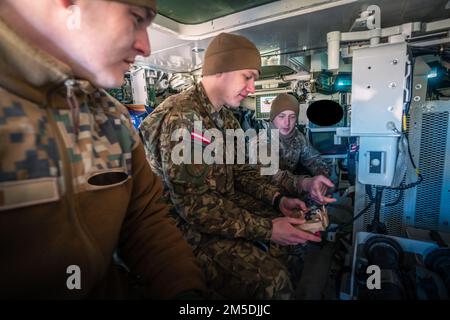 USA Army Air Defender, Sergeant William Henry, dem 10. Army Air and Missile Defense Command zugeteilt, erklärt den Luftverteidigern der lettischen Air Force bei der Übung Saber Strike 22 in Adazi, Lettland, am 4. März, 2022. Die beiden Einheiten verbrachten den Tag mit Cross-Training zu Ausrüstung und Verfahren, um die Interoperabilität der Kurzstreckenflugsicherung weiter zu verbessern. Die Übung läuft bis März mit etwa 13.000 Teilnehmern aus 13 Ländern und findet seit 2010 alle 2 Jahre statt. Die Schulungsveranstaltung ist Stockfoto