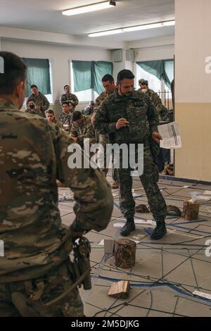Mitglieder des gemeinsamen Dienstes nehmen am 4. März 2022 an einer Combined Arms Probe während des Saber-Streiks 22 in Camp Slavia, Slowakei, Teil. Saber Strike 22 ist eine multinationale Übung vom 28. Februar bis zum 18. März 2022, an der 13 NATO-Verbündete und Partnerländer teilnehmen. Die Übung soll die kollektiven Fähigkeiten der NATO zeigen, unter strengen Bedingungen zu operieren, und zeigen, dass wir gemeinsam stärker sind. Stockfoto