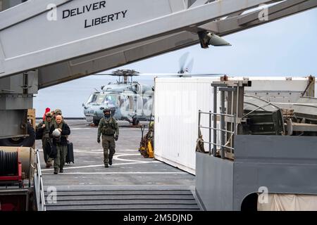 PHILIPPINE SEA (4. März 2022) Commodore, Amphibiengeschwader 11, Kapitän Greg Baker, kommt auf dem nach vorn eingesetzten Amphibiendock-Landungsschiff USS Ashland (LSD 48) an. Ashland, Teil der America Amphibious Ready Group, ist zusammen mit der 31. Marine Expeditionary Unit im Zuständigkeitsbereich der US-amerikanischen 7.-Flotte tätig, um die Interoperabilität mit Verbündeten und Partnern zu verbessern, und dient als einsatzbereite Eingreiftruppe zur Verteidigung von Frieden und Stabilität in der Region Indo-Pazifik. Stockfoto