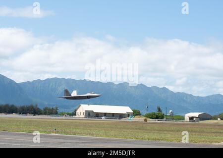 Ein F-22 Raptor, der der 199. Kampfgeschwader der Hawaii Air National Guard zugeteilt wurde, startet von der Marine Corps Basis Kaneohe, HI Mar. 3, 2022, während der Agile Combat Beschäftigungsübung Howiesoikaika. ACE ist ein operatives Konzept, das Netzwerke aus gut etablierten und strengen Luftstützpunkten, multifähigen Flugzeugen, vorpositionierten Geräten und Lufttransportgeräten nutzt, um Kampffähigkeiten im gesamten Theater schnell zu verteilen, zu verteilen und zu manövrieren. Stockfoto