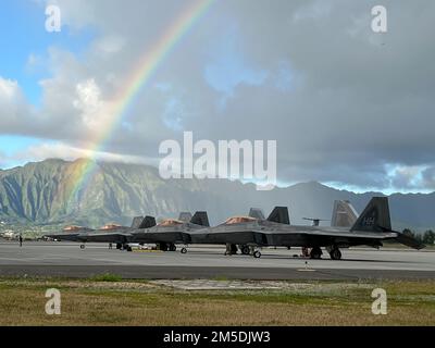 F-22 3 Raptor, die der 199. Kampfgeschwader der hawaiianischen Air National Guard und der 19. Kampfgeschwader im aktiven Einsatz zugeteilt sind, werden auf der Kampflinie der Marinekorps-Basis Kaneohe, HI März 2022, während der Agile Combat Beschäftigungsübung Hossi oikaika inszeniert. ACE ist ein operatives Konzept, das Netzwerke aus gut etablierten und strengen Luftstützpunkten, multifähigen Flugzeugen, vorpositionierten Geräten und Lufttransportgeräten nutzt, um Kampffähigkeiten im gesamten Theater schnell zu verteilen, zu verteilen und zu manövrieren. Stockfoto