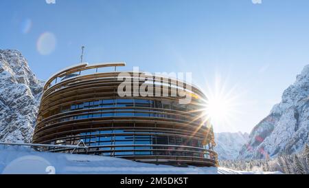 Slowenien, Ratece - 12. Dezember 2022: Skisprung in Planica bei Kranjska Gora Slowenien im Winter mit Schnee bedeckt. Stockfoto