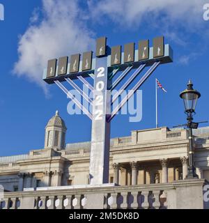 London, Großbritannien - 26. Dezember 2022: Riesenmenorah am Trafalgar Square zur Feier von Chanukah Stockfoto