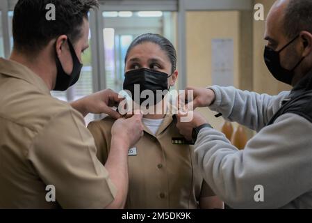 Eine Unterstützungsbekundung…flankiert von Chief Master-at-Arms Shannon Schwartz und Senior Chief Master-at-Arms James Carroll, Master-at-Arms 2. Klasse Mackenzie D. Razo ist verdienstvoll fortgeschritten beim Navy Medicine Readiness Training Command Bremerton, 4. März 2022, Sie signalisiert, dass sie bereit ist für die nächste Stufe der Verantwortung in ihrer Karriere bei der Marine, die Pläne für die Bewerbung für das medizinisch-engagierte Kommissionsprogramm der Navy (Offizielles Marinefoto von Hospital Corpsman 3. Class Kai Vincent). Stockfoto