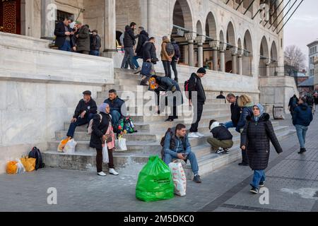 27. Dezember 2022: Einkaufen auf dem Basar Eminonu und der neuen Moschee vor dem neuen Jahr, während der dramatische Anstieg der Inflation im Stadtteil Fatih in Istanbul, Turkiye, am 27. Dezember 2022 anhält. Nach den jüngsten Daten des Statistikinstituts der Türkei (TurkStat) lag die Verbraucherinflation von TÃ¼rkiye im November bei 84,39%, gegenüber 85,51% im Oktober. (Bild: © Tolga Ildun/ZUMA Press Wire) Stockfoto