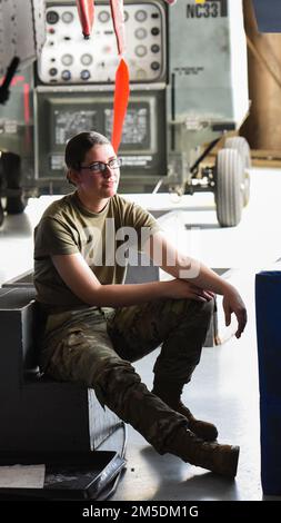 Airman Ashlyn Anderson, ein 362. Training Squadron A-10 Crew Chief Apprentice Course Student aus Kalifornien, macht eine Pause während des Trainings auf der Sheppard Air Force Base, Texas, 4. März 2022. Anderson und ihre Klassenkameraden lernten, wie man die Stoßkonstruktion des Hauptfahrwerks eines A-10 Thunderbolt II aufrecht erhält Die Klasse ist in Block 6 von 7 und wird am 30. März ihren Abschluss machen. Stockfoto