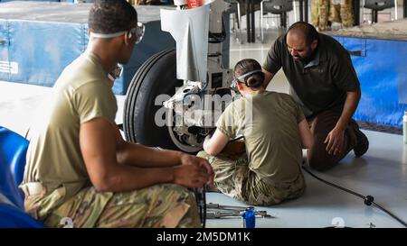 Jamie Zavala (rechts), eine 362.-Schulungsschwadron A-10 Crew Chief Apprentice Course Instructor, unterrichtet Airman Ashlyn Anderson über die richtigen Techniken zur Wartung und Wartung der Stoßdämpfer des Hauptfahrwerks eines A-10 Thunderbolt II während des Trainings auf dem Luftwaffenstützpunkt Sheppard, Texas, 4. März 2022. Anderson und ihre Klassenkameraden sind in Block 6 von 7 und werden am 30. März ihren Abschluss machen. Ebenfalls abgebildet ist Airman Brodrick Neal aus Houston. Stockfoto