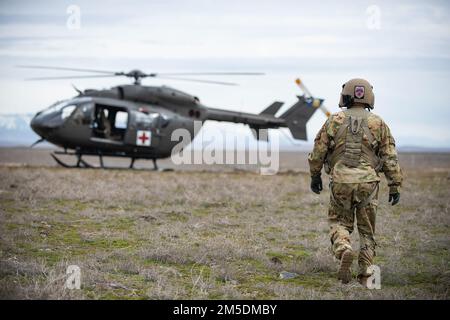 Die Piloten der Aviation Group der Idaho Army National Guard landeten ihren UH-72 Lakota Helikopter während des Routinetrainings auf einem kleinen Hügel und übten ihre Flugmanöver am 4. März 2022 im Orchard Combat Training Center in Idaho. Stockfoto