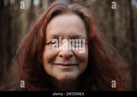 Porträt einer 60-jährigen lächelnden Frau ohne Make-up Stockfoto