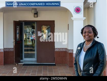 MARINESTÜTZPUNKT ROTA, Spanien (4. März 2022) Sheila Mills Lugo, der unbegleitete Wohnungsleiter des Marinestützpunkts (NAVSTA) Rota, Spanien, posiert für ein Foto, 4. März 2022. Stockfoto