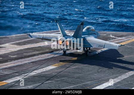 220304-N-XK462-1227 PAZIFIK (4. März 2022) Kapitän Craig Sicola, kommandierender Offizier der USS Nimitz (CVN 68), landet in einem F/A-18E Super Hornet, von den "Kestrels" der Streikkampfgeschwader (VFA) 94, auf dem Flugdeck der Nimitz. Nimitz führt gerade Routineoperationen durch. Stockfoto