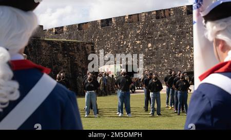 SAN JUAN, Puerto Rico – Chief of Army Reserve LT. General Jody J. Daniels, kommandierender General der USA Army Reserve Command, vereidigt den Eid auf die Einberufung von 48 zukünftigen Soldaten im historischen Castillo San Cristobal, Puerto Rico , 5. März 2022. Die Veranstaltung ist anlässlich des 100. Jahrestags der USA Armeereservat in Puerto Rico. Stockfoto