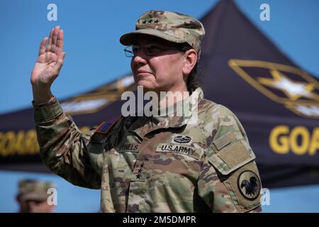 SAN JUAN, Puerto Rico – Chief of Army Reserve LT. General Jody J. Daniels, kommandierender General der USA Army Reserve Command, vereidigt den Eid auf die Einberufung von 48 zukünftigen Soldaten im historischen Castillo San Cristobal, Puerto Rico , 5. März 2022. Stockfoto