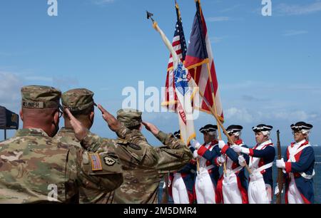 SAN JUAN, Puerto Rico – Chief of Army Reserve LT. General Jody J. Daniels, kommandierender General der USA Army Reserve Command, vereidigt den Eid auf die Einberufung von 48 zukünftigen Soldaten im historischen Castillo San Cristobal, Puerto Rico , 5. März 2022. Die Veranstaltung ist anlässlich des 100. Jahrestags der USA Armeereservat in Puerto Rico. Stockfoto