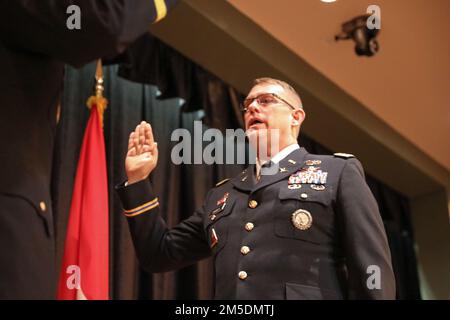LT. Colonel Paul G. Harrell wurde zum Colonel befördert und erhielt heute seine Army Master Aviator Wings bei einer Zeremonie im Russell Auditorium am Papago Park Military in Phoenix, März 5 2022. Während seiner mehr als 32 Jahre Militärdienst diente Colonel Harrell in Führungs- und Personalpositionen in mehreren Einheiten und diente im Ausland in Bosnien, im Irak und bei 2 Touren in Afghanistan. Stockfoto