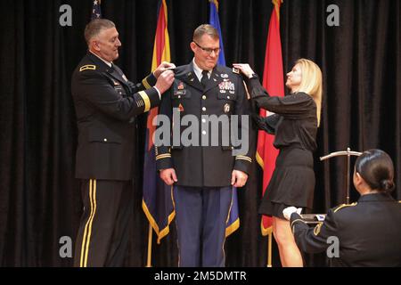 LT. Colonel Paul G. Harrell wurde zum Colonel befördert und erhielt heute seine Army Master Aviator Wings bei einer Zeremonie im Russell Auditorium am Papago Park Military in Phoenix, März 5 2022. Während seiner mehr als 32 Jahre Militärdienst diente Colonel Harrell in Führungs- und Personalpositionen in mehreren Einheiten und diente im Ausland in Bosnien, im Irak und bei 2 Touren in Afghanistan. Stockfoto