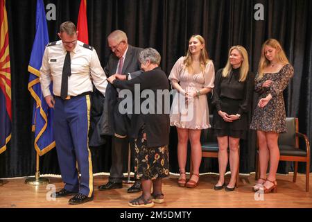 LT. Colonel Paul G. Harrell wurde zum Colonel befördert und erhielt heute seine Army Master Aviator Wings bei einer Zeremonie im Russell Auditorium am Papago Park Military in Phoenix, März 5 2022. Während seiner mehr als 32 Jahre Militärdienst diente Colonel Harrell in Führungs- und Personalpositionen in mehreren Einheiten und diente im Ausland in Bosnien, im Irak und bei 2 Touren in Afghanistan. Stockfoto