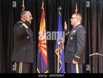 LT. Colonel Paul G. Harrell wurde zum Colonel befördert und erhielt heute seine Army Master Aviator Wings bei einer Zeremonie im Russell Auditorium am Papago Park Military in Phoenix, März 5 2022. Während seiner mehr als 32 Jahre Militärdienst diente Colonel Harrell in Führungs- und Personalpositionen in mehreren Einheiten und diente im Ausland in Bosnien, im Irak und bei 2 Touren in Afghanistan. Stockfoto