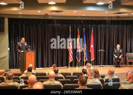 LT. Colonel Paul G. Harrell wurde zum Colonel befördert und erhielt heute seine Army Master Aviator Wings bei einer Zeremonie im Russell Auditorium am Papago Park Military in Phoenix, März 5 2022. Während seiner mehr als 32 Jahre Militärdienst diente Colonel Harrell in Führungs- und Personalpositionen in mehreren Einheiten und diente im Ausland in Bosnien, im Irak und bei 2 Touren in Afghanistan. Stockfoto