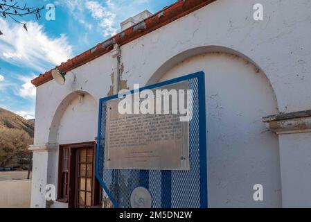 Ein alter Bahnhof unter blauem Himmel in Caliente, Nevada, USA Stockfoto