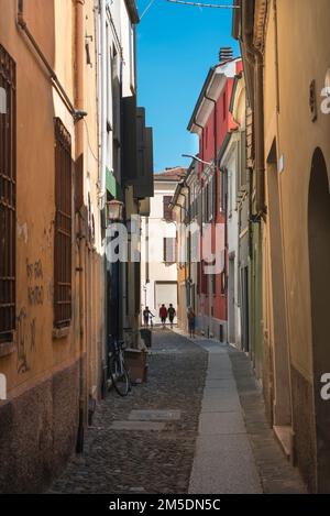 Enge Straße Italien, im Sommer Blick auf eine enge Kopfsteinpflasterstraße in der historischen Altstadt von Mantua, Italien. Stockfoto