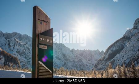 Slowenien, Ratece - 12. Dezember 2022: Skisprung in Planica bei Kranjska Gora Slowenien im Winter mit Schnee bedeckt. Stockfoto