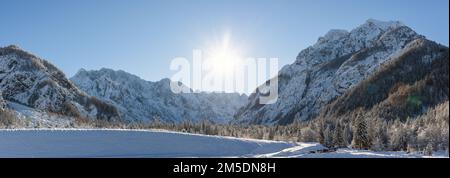 Skisprungschanze auf Planica in der Nähe von Kranjska Gora Slowenien, im Winter mit Schnee bedeckt. Stockfoto