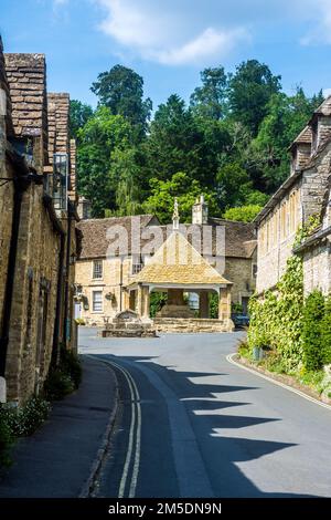 Castle Combe wird oft als das hübscheste Dorf in England bezeichnet. Stockfoto