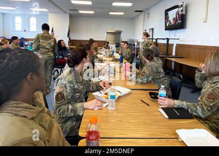 Chefmeister Jessica Settle, Oberfeldwebel der Missouri Air National Guard, spricht mit einer Gruppe von Frauen während eines Ladys Lunch and Learn, am 5. März 2022, auf der Jefferson Barracks Air National Guard Base. Besprochene aktuelle Initiativen und zukünftige Engagements des Advocacy Collaboration Team 4 Frauen beilegen. Stockfoto