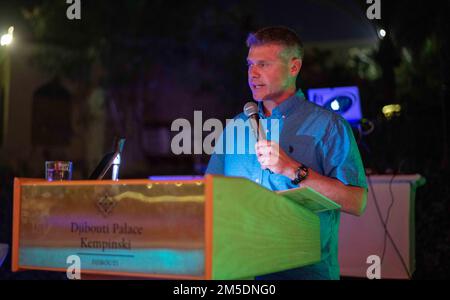 DSCHIBUTI, Dschibuti (5. März 2022) – USA Navy Commander. Aaron Allison, der öffentliche Betriebsleiter im Camp Lemonnier, Dschibuti (CLDJ), spricht auf einem Ball anlässlich des 80. Geburtstags der Seabees am 5. März. Besucher und Ehrengäste feierten die Geschichte und das Erbe der Navy Seabees, die offiziell am 5. März 1942 gegründet wurden. Stockfoto