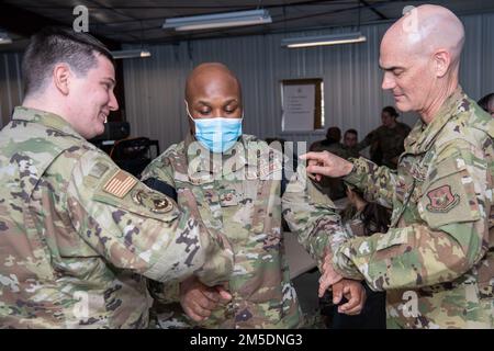 Air Force Reserve Citizen Airmen, von rechts nach links, Oberst William H. Gutermuth, der 514. Air Mobility Wing Commander, Tech. Sgt. Devin Mayo, 514. AMW-Spezialist für Chancengleichheit, und Sr Amn. Brian Murphy, ein Flugzeugträger beim 88. Flugzeugschwadron, 514. AMW, übt die Tourniquet-Anwendung am Joint Base McGuire-Dix-Lakehurst, N.J., am 5. März 2022. Der Airman nahm an einem Programm zur Unfallversorgung im taktischen Kampf Teil, das Mitgliedern, die normalerweise nicht in Kampfumgebungen involviert sind, die Fertigkeiten vermittelt, um zu überleben und sich um Verletzte zu kümmern, falls sie unter dem leiden Stockfoto