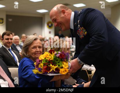 Generalmajor Barry A. Blanchard, Kommandeur der Mississippi Air National Guard, überreicht seiner Mutter bei einer Beförderungszeremonie im Hauptquartier der Mississippi National Guard Joint Force in Jackson, Mississippi, 5. März 2022.„Du warst immer da, wann immer ich dich brauchte“, sagte Blanchard. "Ihre ständige Liebe und Unterstützung wird gewiss geschätzt." Stockfoto