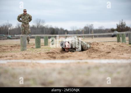 Sergeant Keith Hanchett, ein Soldat im Camp Gruber Training Center, Oklahoma Army National Guard, kriecht unter Stachelschwamm, während er versucht, einen Hinderniskurs zu absolvieren. Der Hinderniskurs war Teil des Wettbewerbs „Best Warrior“ im Camp Gruber Training Center, Oklahoma, 3. März 2022. Der Wettbewerb „Bester Krieger“ ist ein dreitägiges jährliches Event, bei dem hochrangige Soldaten ihre Fähigkeiten in einer Vielzahl von Aufgaben und Übungen unter Beweis stellen. Die Wettbewerber werden Tests in der Landnavigation, Schießkunst und Waffenfertigkeiten, einen Angriffskurs, einen schriftlichen Aufsatz und einen Auftritt vor einem B ertragen Stockfoto