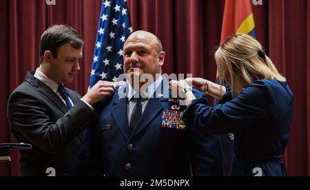 Generalmajor Barry A. Blanchard, Commander der Mississippi Air National Guard, wird von seinen Kindern bei einer Beförderungszeremonie im Hauptquartier der Mississippi National Guard, Jackson, Mississippi, festgehalten, 5. März 2022. „Ich stehe weiterhin zu Diensten, weil nichts das Gefühl der Kameradschaft, Zufriedenheit und Erfüllung, nach mehr als 29 Jahren an Ihrer Seite zu sein, ersetzen kann“, sagte Blanchard. Stockfoto