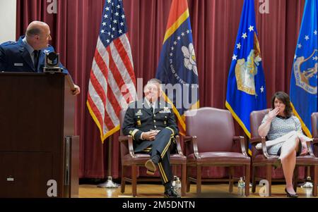 Judy Blanchard, Ehefrau von Generalmajor Barry A. Blanchard, küsst ihren Mann bei einer Zeremonie zum Kommandowechsel, um Blanchards Beförderung zum Befehlshaber der Mississippi Air National Guard am Hauptquartier der Mississippi National Guard, Jackson, Mississippi, 5. März 2022, zu würdigen. „Meine Frau ist für 95 Prozent meines Erfolgs verantwortlich“, so Blanchard. „Ich bin nur für die anderen fünf zuständig.“ Stockfoto