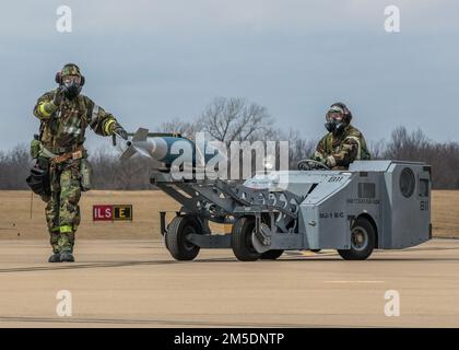 Der 138.-Kampfflügel führt am 5. März 2022 auf der Tulsa Air National Guard Base, Okla. Eine ATSO-Trainingsübung ist eine von der Luftwaffe beauftragte Übung, die sich darauf konzentriert, die Fähigkeit von Flugleuten zu verbessern, ihre Aufgaben unter weniger als idealen Bedingungen auszuführen und die Reaktion des Geräts auf chemische, biologische, radiologische und nukleare Bedrohungen zu verbessern. (Foto der Oklahoma Air National Guard von Meister Sgt. C.T. Michael) Stockfoto