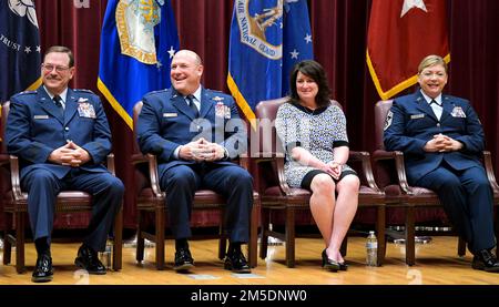 Generalmajor Barry A. Blanchard, Kommandant der Mississippi Air National Guard, übernimmt das Kommando der Mississippi Air National Guard bei einer Zeremonie zum Kommandowechsel im Hauptquartier der National Guard in Mississippi, Jackson, Mississippi, 5. März 2022. Generalmajor Blanchard war seit 2018 Stabschef der Mississippi Air National Guard. Stockfoto