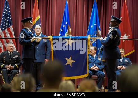 Generalmajor Barry A. Blanchard, Commander der Mississippi Air National Guard, erhält seine persönliche Flagge, präsentiert von Mitgliedern der 172. Luftschleusen-Ehrenwache, bei einer Zeremonie zum Kommandowechsel im Hauptquartier der Mississippi National Guard Joint Force, Jackson, Mississippi, 5. März 2022. Generalmajor Blanchard war seit 2018 Stabschef der Mississippi Air National Guard. Stockfoto