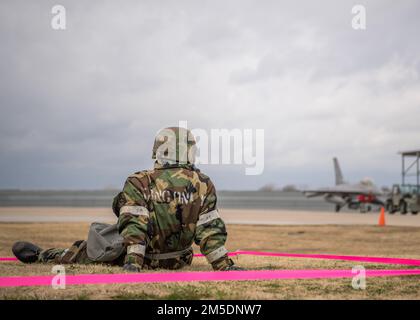 Der 138.-Kampfflügel führt am 5. März 2022 auf der Tulsa Air National Guard Base, Okla. Eine ATSO-Trainingsübung ist eine von der Luftwaffe beauftragte Übung, die sich darauf konzentriert, die Fähigkeit von Flugleuten zu verbessern, ihre Aufgaben unter weniger als idealen Bedingungen auszuführen und die Reaktion des Geräts auf chemische, biologische, radiologische und nukleare Bedrohungen zu verbessern. (Foto der Oklahoma Air National Guard von Meister Sgt. C.T. Michael) Stockfoto