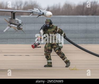 Der 138.-Kampfflügel führt am 5. März 2022 auf der Tulsa Air National Guard Base, Okla. Eine ATSO-Trainingsübung ist eine von der Luftwaffe beauftragte Übung, die sich darauf konzentriert, die Fähigkeit von Flugleuten zu verbessern, ihre Aufgaben unter weniger als idealen Bedingungen auszuführen und die Reaktion des Geräts auf chemische, biologische, radiologische und nukleare Bedrohungen zu verbessern. (Foto der Oklahoma Air National Guard von Meister Sgt. C.T. Michael) Stockfoto