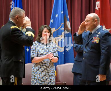 Judy Blanchard, Ehefrau von Generalmajor Barry A. Blanchard, feiert die Beförderung ihres Mannes zum Befehlshaber der Mississippi Air National Guard bei einer Zeremonie zum Kommandowechsel im Hauptquartier der Mississippi National Guard Joint Force in Jackson, Mississippi, 5. März 2022. Generalmajor Blanchard war seit 2018 Stabschef der Mississippi Air National Guard. Stockfoto