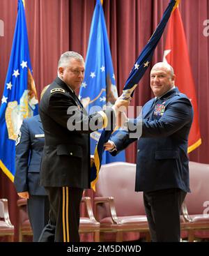 Generalmajor Barry A. Blanchard, Kommandant der Mississippi Air National Guard, erhält die Organisationsflagge der Mississippi Air National Guard von Generalmajor Janson D. Boyles, Adjutant General, Mississippi National Guard, bei einer Zeremonie zum Kommandowechsel im Joint Force Headquarters der Mississippi National Guard, Jackson, Mississippi, Mississippi, 5. März 2022. Generalmajor Blanchard war seit 2018 Stabschef der Mississippi Air National Guard. Stockfoto