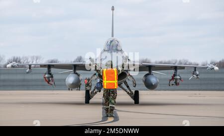 Der 138.-Kampfflügel führt am 5. März 2022 auf der Tulsa Air National Guard Base, Okla. Eine ATSO-Trainingsübung ist eine von der Luftwaffe beauftragte Übung, die sich darauf konzentriert, die Fähigkeit von Flugleuten zu verbessern, ihre Aufgaben unter weniger als idealen Bedingungen auszuführen und die Reaktion des Geräts auf chemische, biologische, radiologische und nukleare Bedrohungen zu verbessern. (Foto der Oklahoma Air National Guard von Meister Sgt. C.T. Michael) Stockfoto